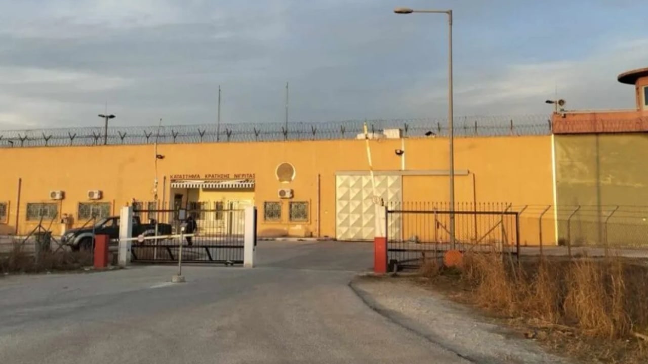 E rëndë në Greqi  Dhjetëra të burgosur përplasen me njëri tjetrin në burgun e Nigritës  humbin jetën dy prej tyre