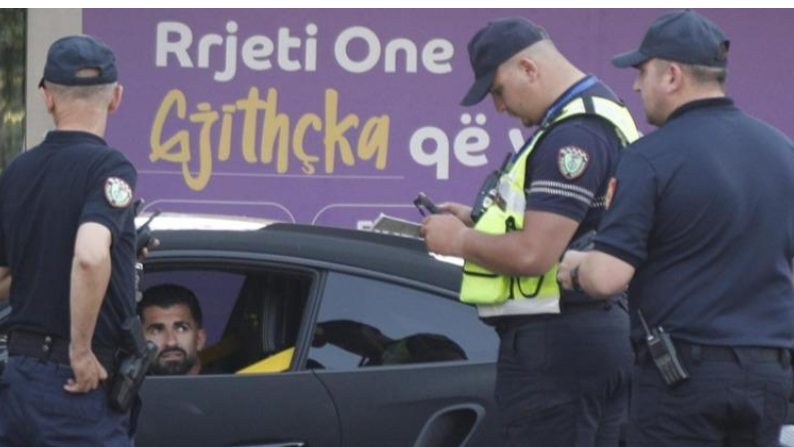 VIDEO  Shpejtësi e lartë në qendër banimi  policia gjobit Elseid Hysaj  ishte në shoqërinë e Taulant Seferit
