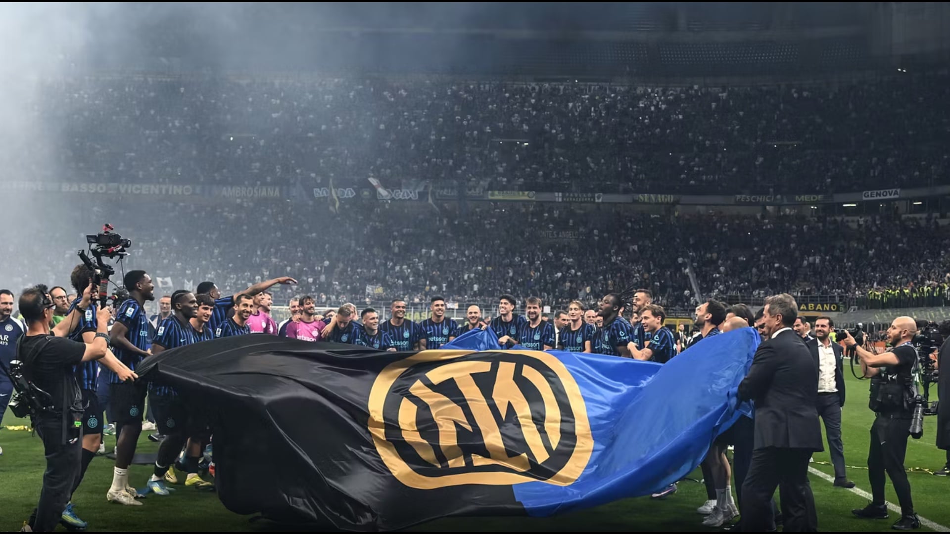 inter-dhe-festa-ne-san-siro-fishekzjarre-dhe-ne-sheshin-duomo