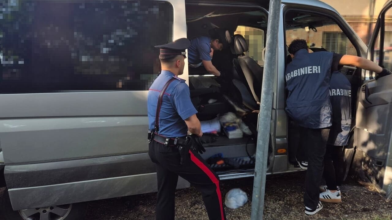 U kapën duke transportuar 5 kilogramë kokainë me një furgon  Arrestohen tre të rinjtë shqiptarë në Itali  i sekuestrohen mbi 6 mijë euro cash