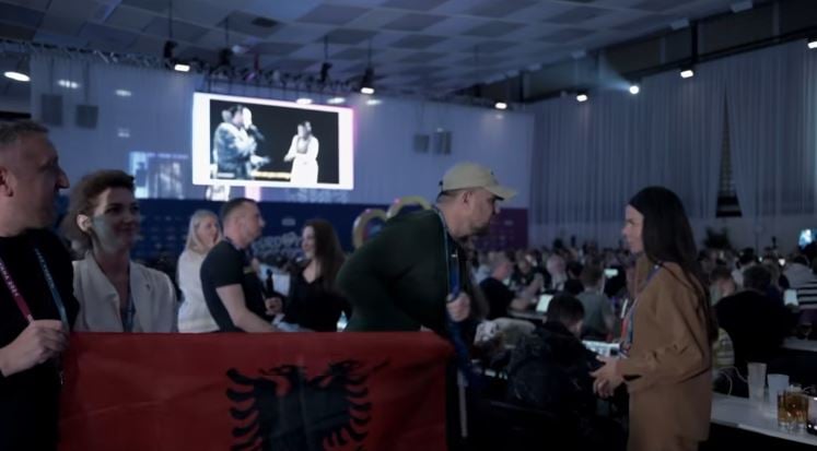 ky-flamur-nuk-lejohet-ketu-gazetari-alberti-limani-tregon-incidentin-me-delegacionin-serb-ne-eurovision