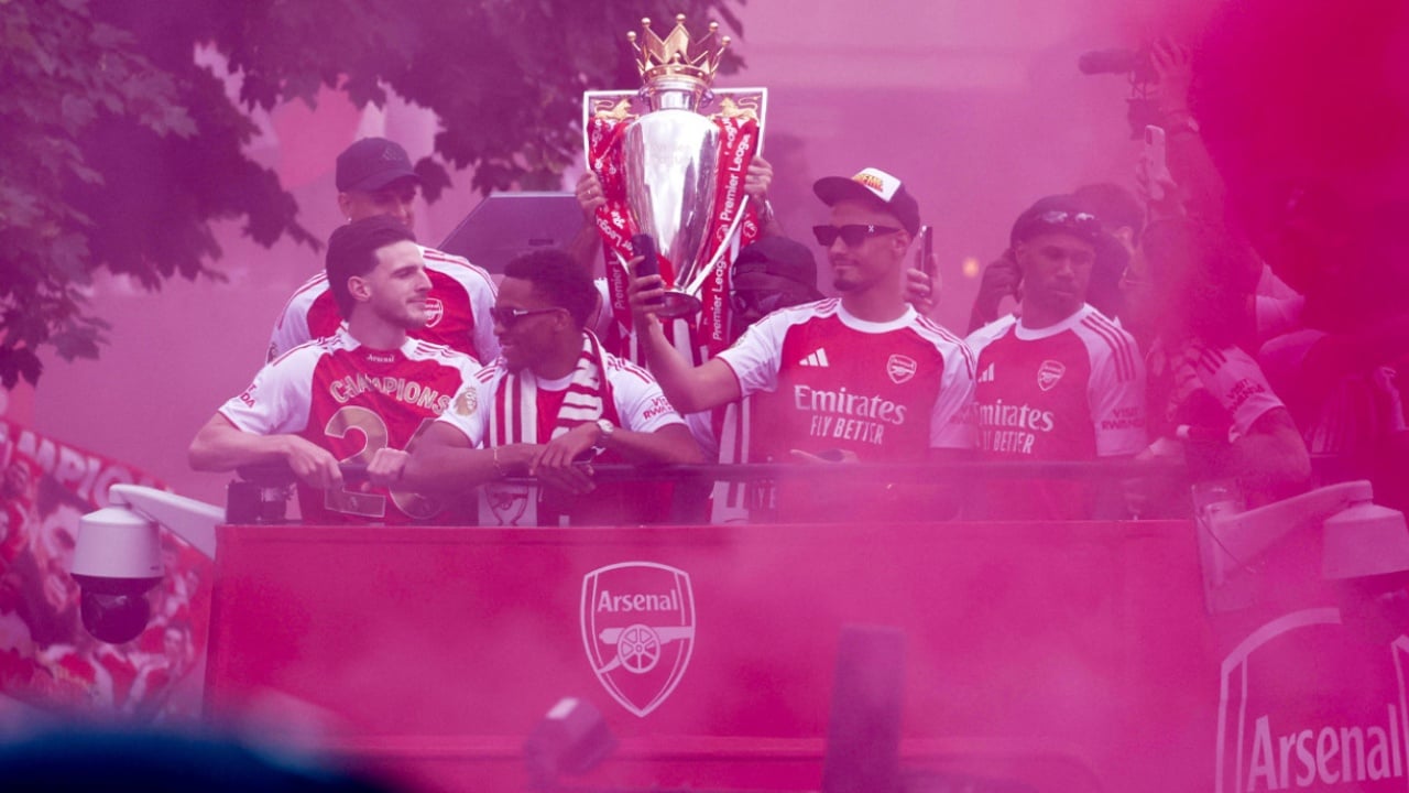 Lot dhe shampanjë  Arsenali zbret në rrugë 24 orë pas dështimit në Champions  ja si po festohet titulli pas 22 vitesh pritje