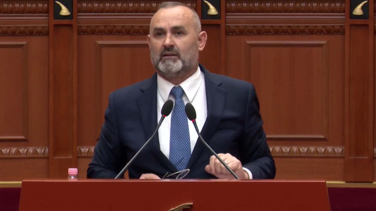  Të kërkoj ndjesë që të ula gradat   Manja i përgjigjet me ironi Peleshit  Dominoi cinizmi yt me mikrofon  Kreu i Kuvendit  Fjalët e tua do t i studioj  sjelljen s e ndryshoj
