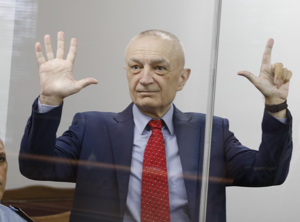 Meta tregon çfarë nënkuptonte me simbolin me 7 gishta  ankohet për sallën e re të GJKKO së  Kondicioneri rridhte ujë sikur binte shi