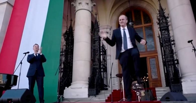 ministri-kercimtar-rikthehet-ne-skene-zsolt-hegedűs-serish-viral-ne-inaugurimin-e-qeverise-se-re-hungareze