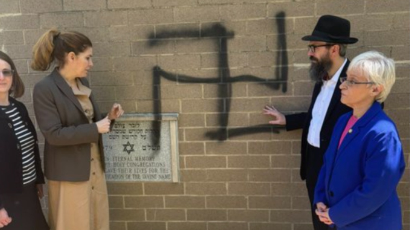 Grafite antisemitike në një sinagogë dhe shtëpi të vandalizuara në Queens  rriten shqetësimet për sigurinë e komunitetit hebre në New York