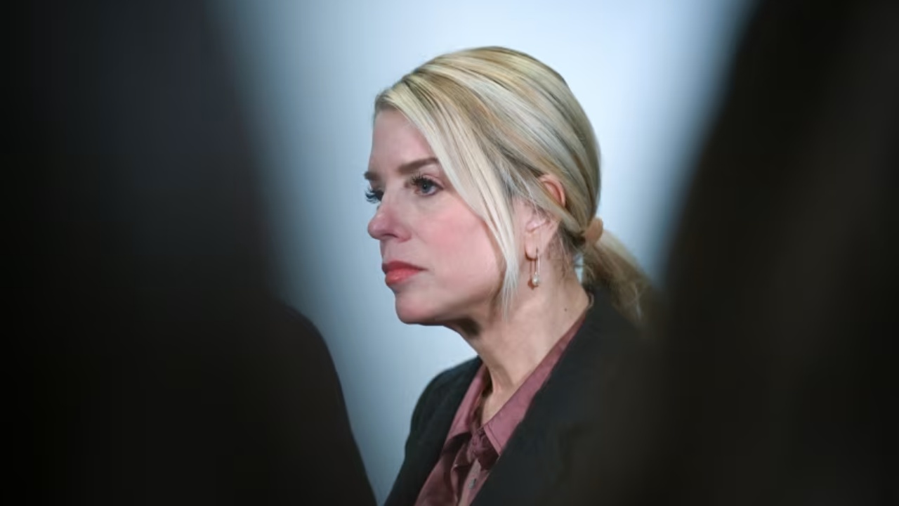 pam-bondi-diagnostikohet-me-kancer-ne-tiroide-ish-prokurorja-e-pergjithshme-amerikane-i-nenshtrohet-trajtimeve-mjekesore