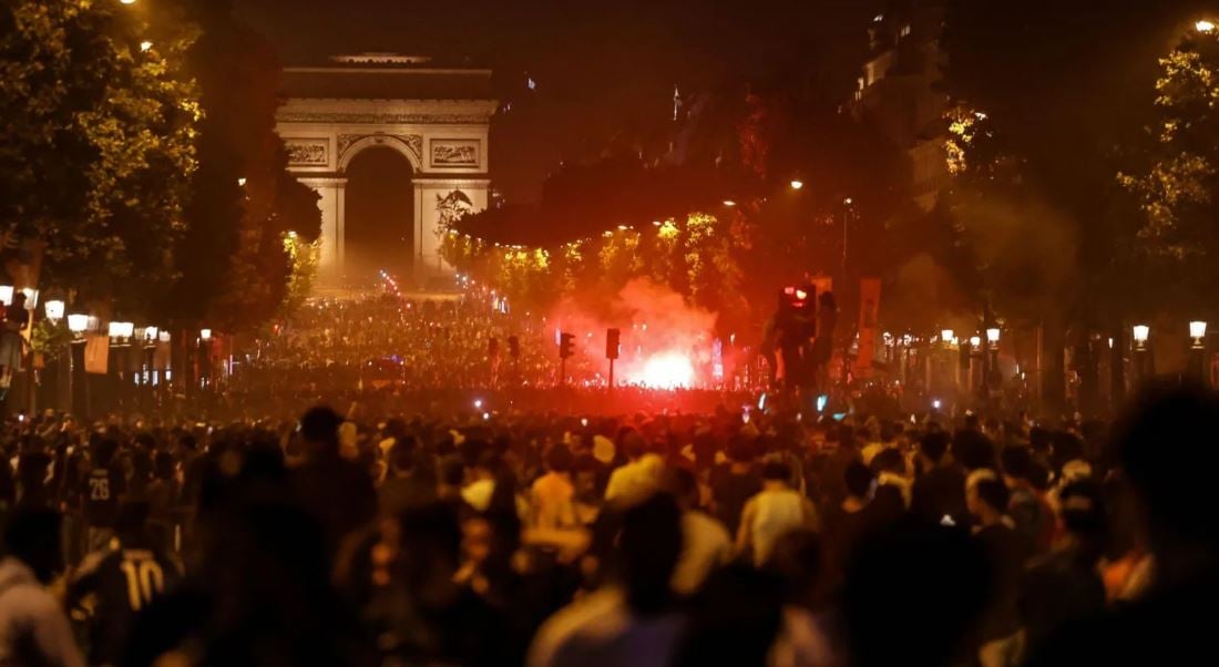 Video  Kaos në Paris pas triumfit të PSG së  Policë të plagosur  makina në flakë dhe qindra arrestime pas finales së Champions League