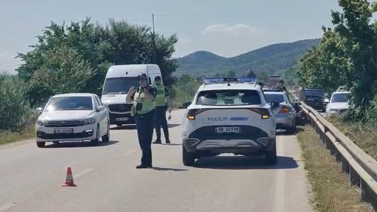 Video  Aksident në aksin Lushnjë Berat  makina përplaset me motorin e turistëve  dy të lënduar