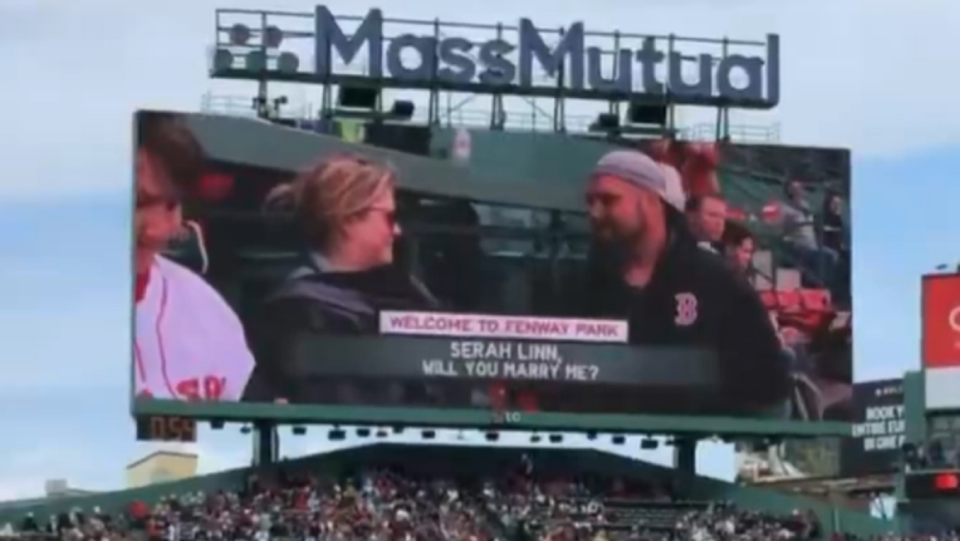 Moment i sikletshëm në stadiumin e Red Sox  propozimi i martesës bëhet viral në SHBA
