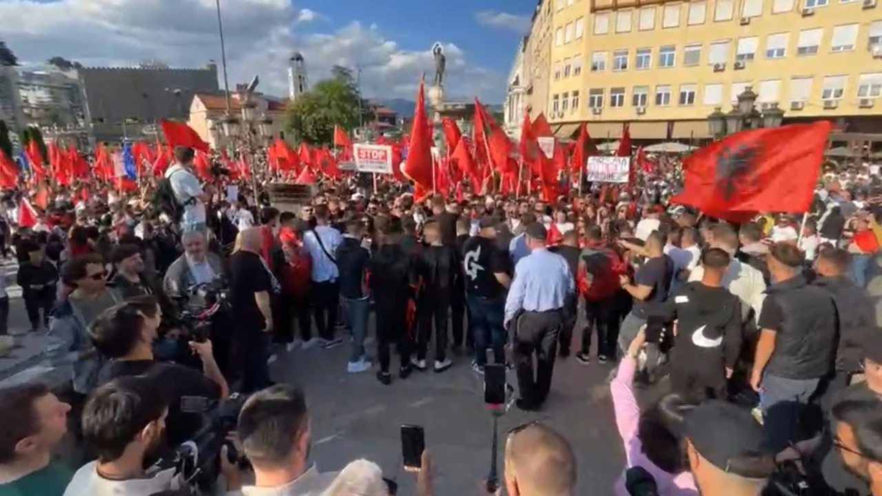 Gjuha shqipe  e drejtë themelore miratuar nga RMV   Ministria e Jashtme reagon për protestën e Shkupit  Jo çdo angazhim institucional bëhet publik