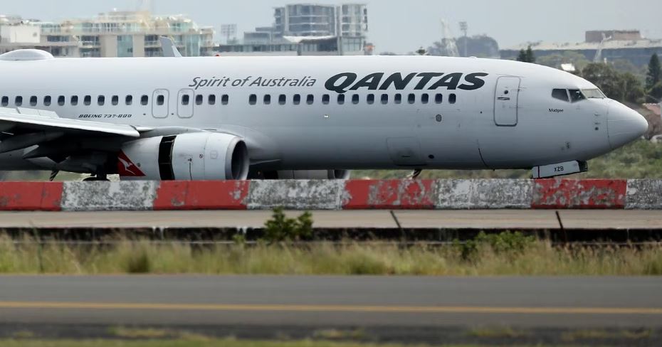 sulm-ne-bordin-e-qantas-pasagjeri-kafshon-stjuardesen-avioni-ben-ulje-emergjente-ne-tahiti