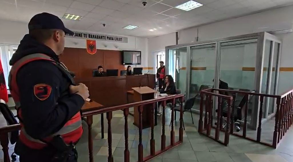 makina-perfundoi-ne-trotuar-zbardhet-deshmia-e-shoferit-qe-ne-gjendje-te-dehur-perplasi-per-vdekje-femijet-ne-durres-qendrova-te-dyqani-derisa