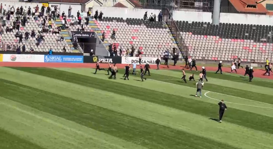 tensione-para-dhe-gjate-sfides-af-elbasani-tirana-perplasje-e-dhune-brenda-dhe-jashte-stadiumit-ndeshja-ndalet-dy-here