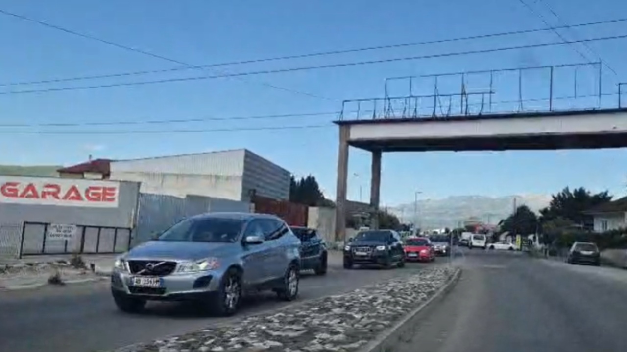 Trafik kilometrik në Elbasan  Fluks mjetesh që kthehen nga juglindja  fundjava më problematike