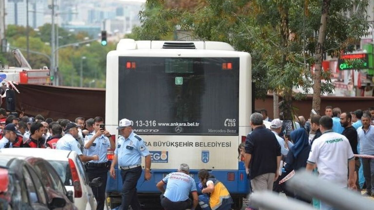 ishte-nisur-nga-izmiri-drejt-antalias-autobusi-perplaset-e-me-pas-shperthen-ne-flake-8-viktima-dhe-33-te-plagosur-ne-turqi