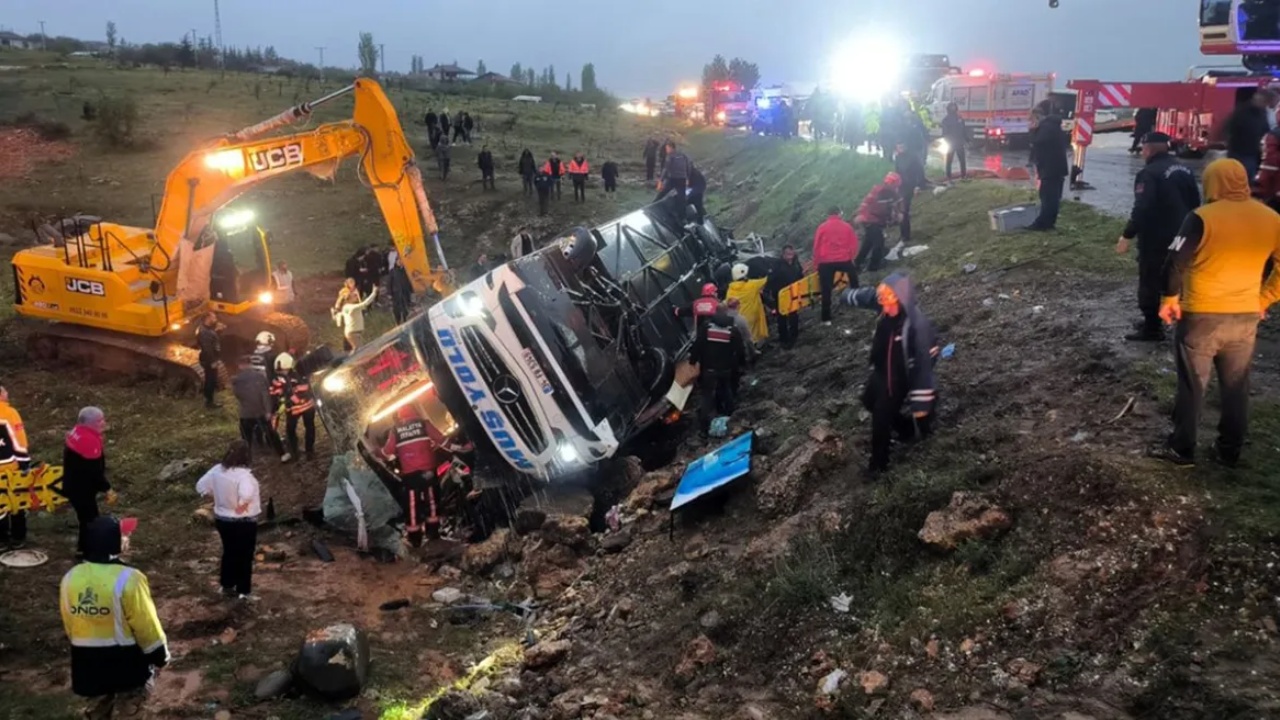 Aksident tragjik në Turqi  Autobusi del nga rruga dhe përmbyset  katër të vdekur dhe 15 të plagosur