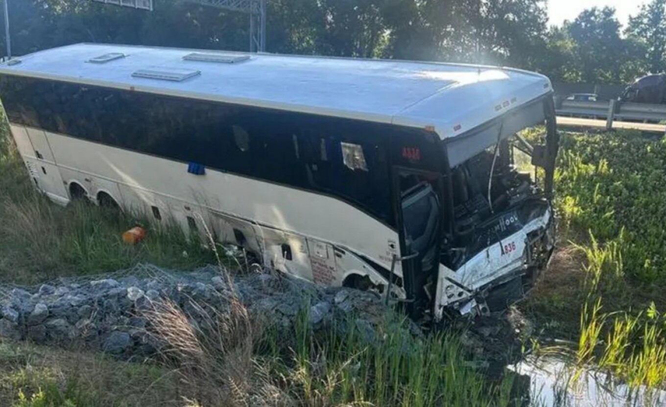 aksident-tragjik-ne-shba-5-te-vdekur-dhe-dhjetera-te-plagosur-pas-perplasjes-se-autobusit-me-gjashte-makina