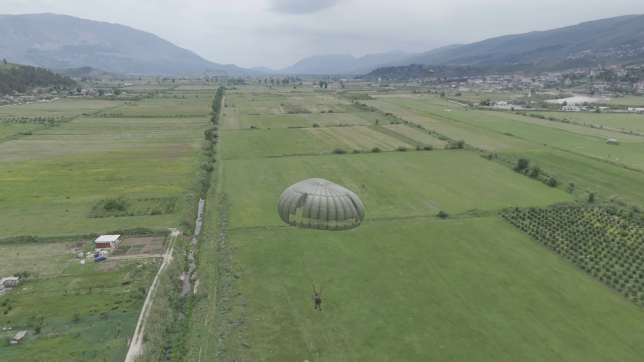 parashutistet-zbresin-ne-gjirokaster-fluturime-nga-sportiste-nga-italia-dhe-aktivitete-qe-nxisin-avioturizmin