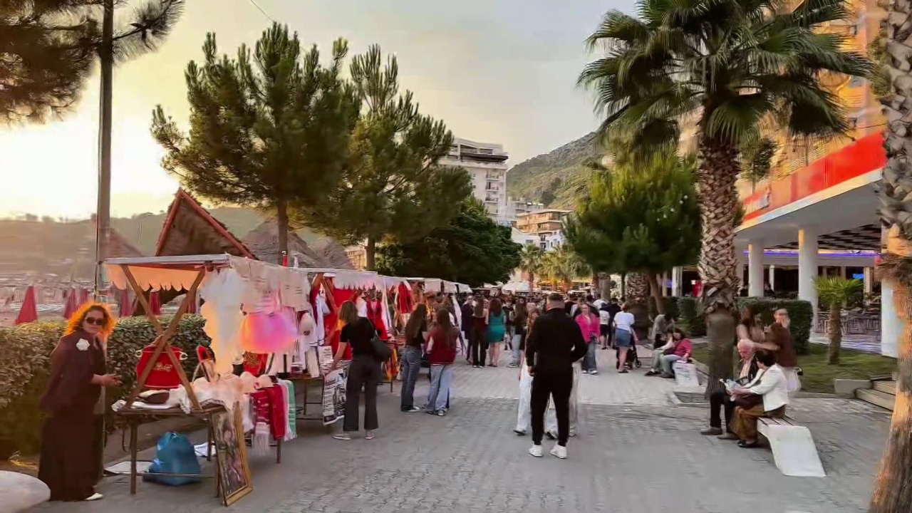 Lezha çel sezonin turistik  qytetarë e turistë pjesë e festës dhe aktiviteteve në Shëngjin
