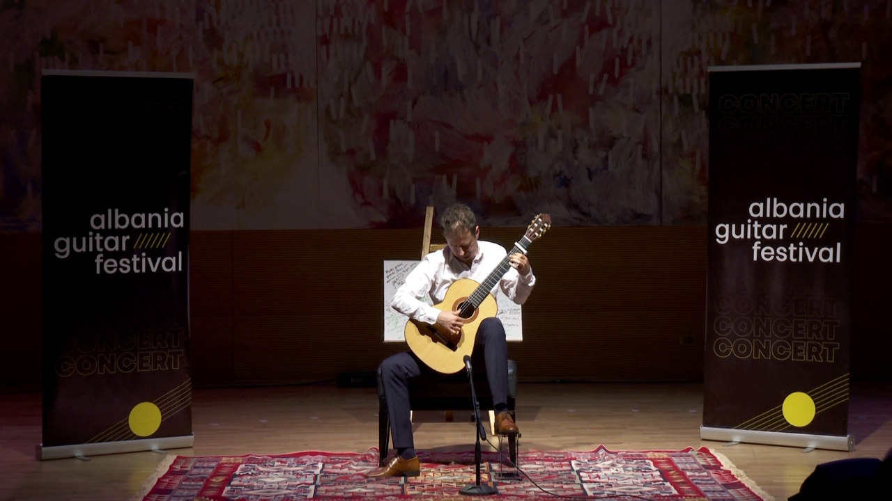 Festivali i Kitarës në Tiranë  kitaristi Goran Krivokapic performon në edicionin jubilar të festivalit ndërkombëtar