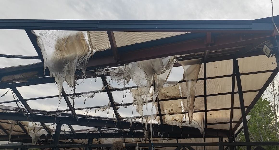 Zjarr në tregun e fruta perimeve në Lushnjë  digjet një pjesë e çatisë dhe mallrat