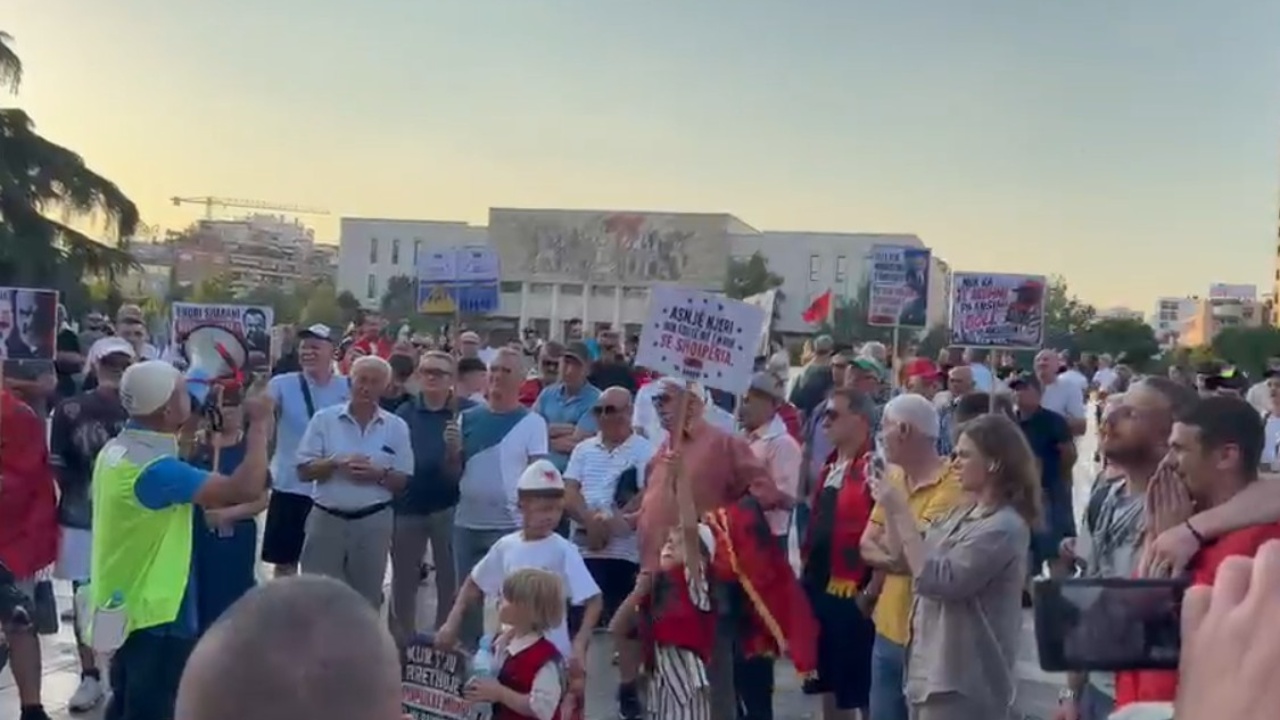 Live  Dita e 29 të e tubimit në Tiranë  protestuesit stacionohen në Kryeministri  Ka mes nesh patronazhistë që duan të nxisin dhunë