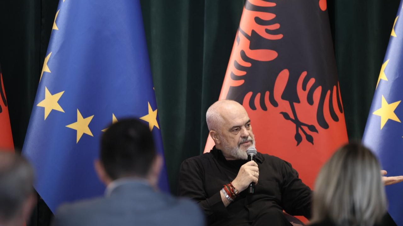 investimi-ne-zvernec-rama-me-gazetaret-e-huaj-e-di-shume-mire-shijen-e-gjakut-kur-protestat-ndodhin-ne-mjedis-jo-te-lire-pjesemarrje-modeste-ne-tubim