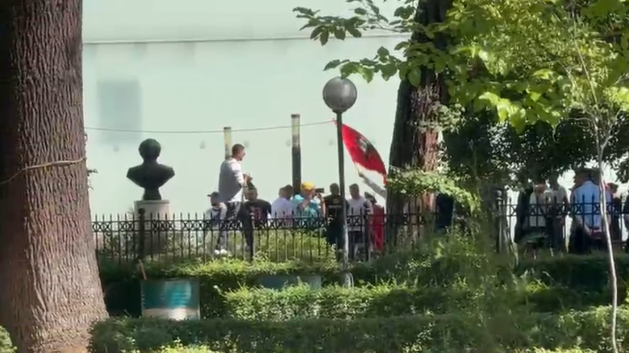 sot-seance-plenare-deputetet-priten-me-thirrjet-e-protestuesve-ju-erdhi-fundi-opozite-e-shitur