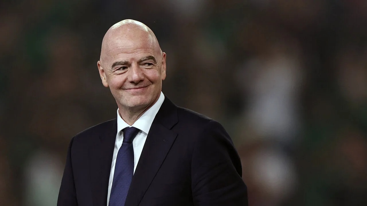 Botërori i Gianni Infantino  Presidenti i FIFA s bën  kërdinë  me shpenzimet  avion privat për të parë ndeshjet