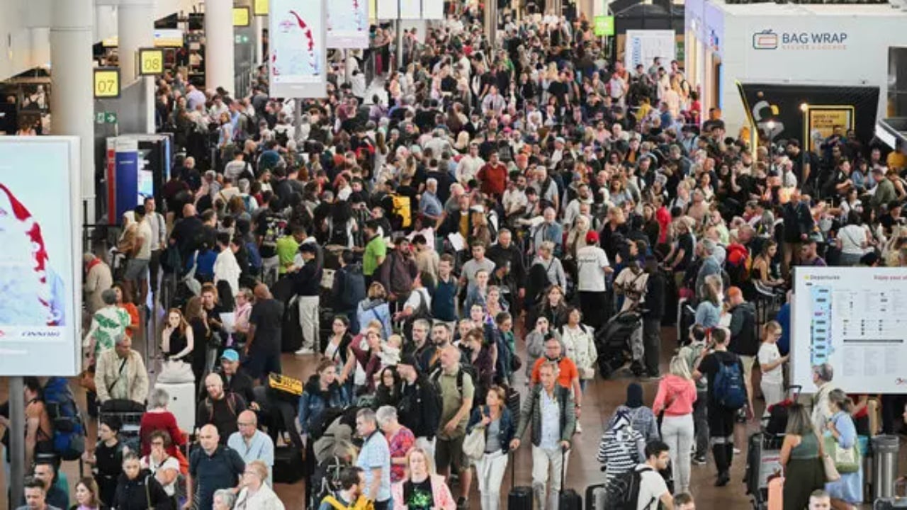 Sistemi EES  një dështim  Udhëtarët presin me orë të tëra në aeroporte për regjistrimin e hyrje daljeve