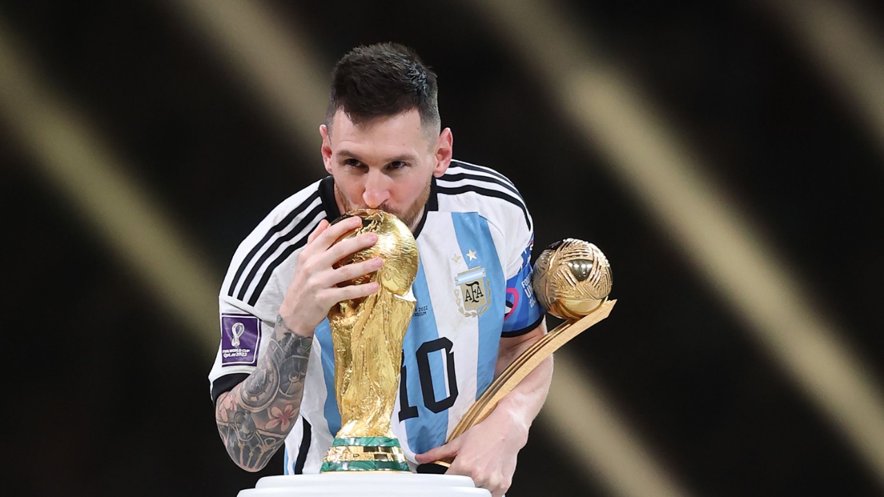 nga-fushat-e-rosarios-ne-majen-e-botes-futbolli-feston-ditelindjen-e-gjeniut-leo-messi-a-do-te-jete-boterori-i-dyte-dhurata-e-tij-per-39-vjetor