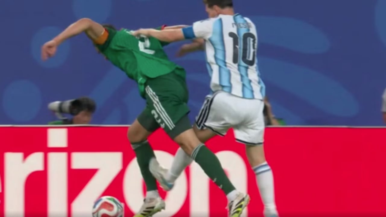 video-plasin-polemikat-ne-argjentine-algjeri-tifozet-shperthejne-ne-rrjet-messi-duhet-te-dilte-me-karton-te-kuq