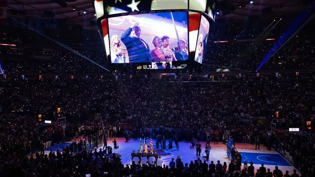 Video  Incident i pakëndshëm për Donald Trump gjatë finales së NBA  Presidenti amerikan fishkëllehet nga tifozët  Ishin brohoritje