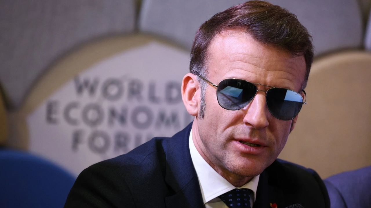 macron-si-top-gun-presidenti-francez-shfaqet-serish-me-syzet-blu-stafi-eshte-i-njejti-problem