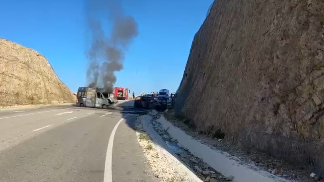 Aksidenti fatal në bypass in e Vlorës  Tre automjete përplasen me njëra tjetrën  furgoni dhe vetura përfshihen nga flakët  humb jetën një 40 vjeçar