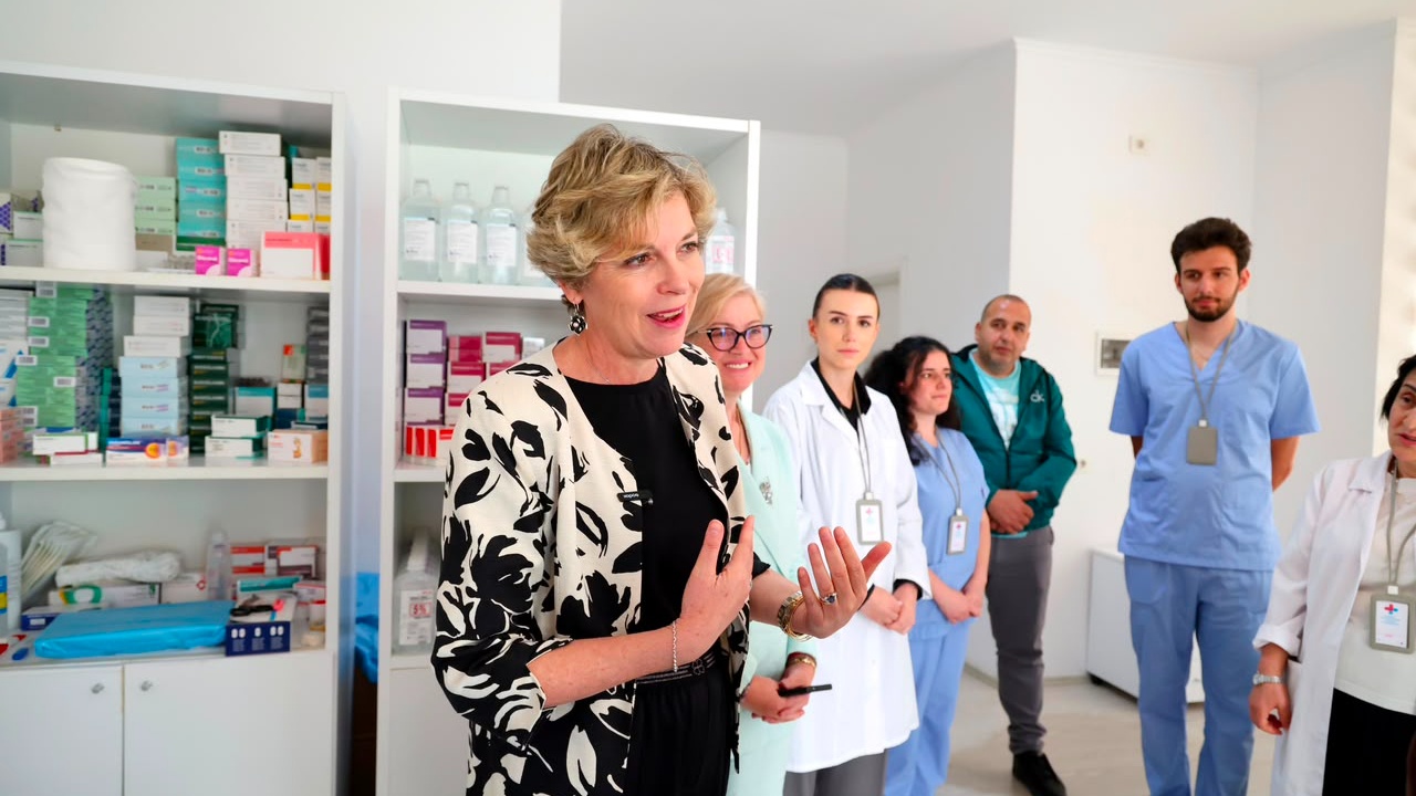 ministrja-sala-nga-pogradeci-36-qendra-shendetesore-verore-ne-sherbim-24-7-nis-per-here-te-pare-zbatimi-i-tarifave-te-unifikuara-per-turistet-e-huaj