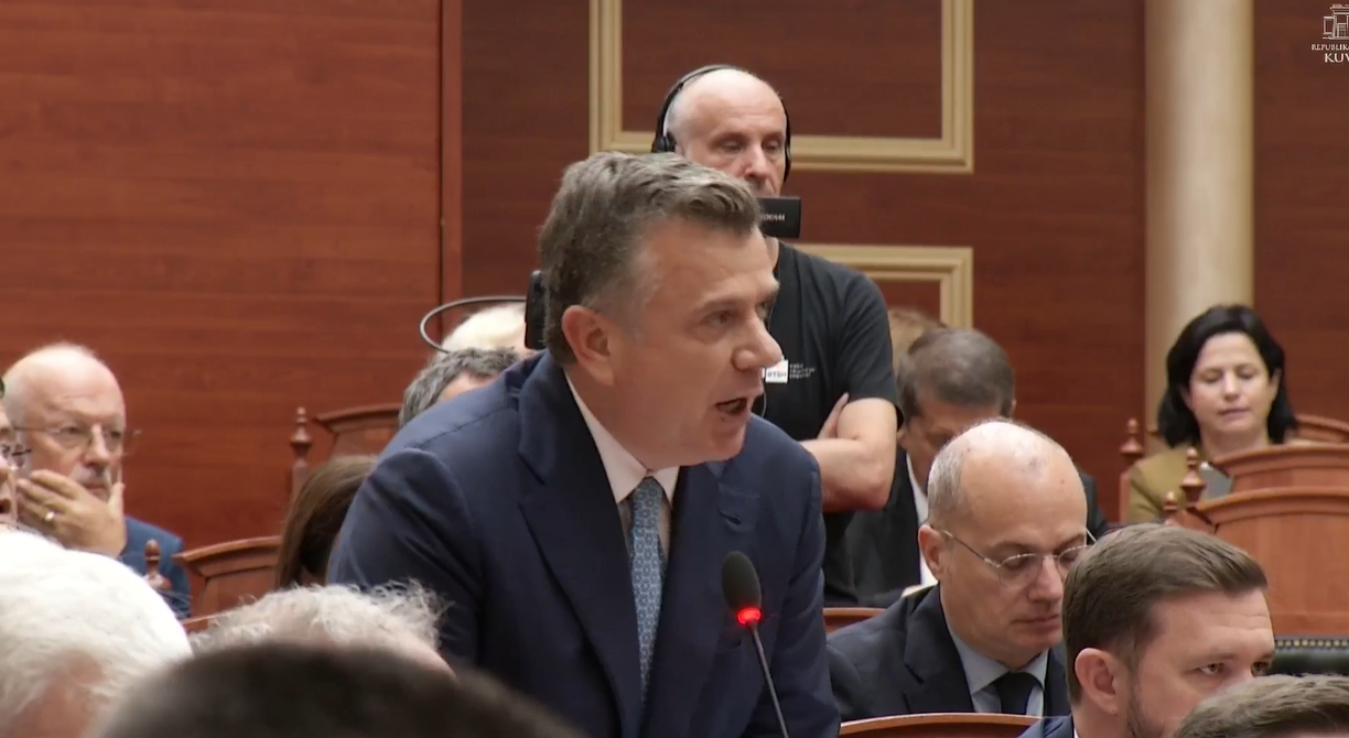  Qesharake  kërkojnë fjalën për deputeten që nuk është në sallë   Balla për opozitën pasi nuk liron foltoren  deputetët e PD në kor  Rama jepe dorëheqjen