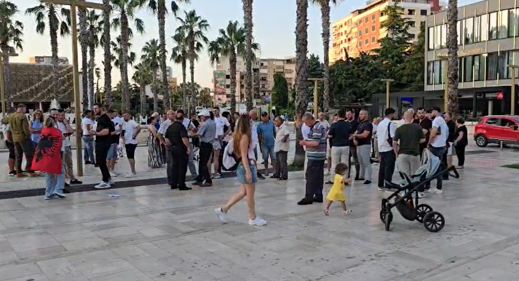 banoret-e-durresit-ngrihen-ne-proteste-nuk-pranojne-parkimin-me-pagese-ne-rruget-e-qytetit