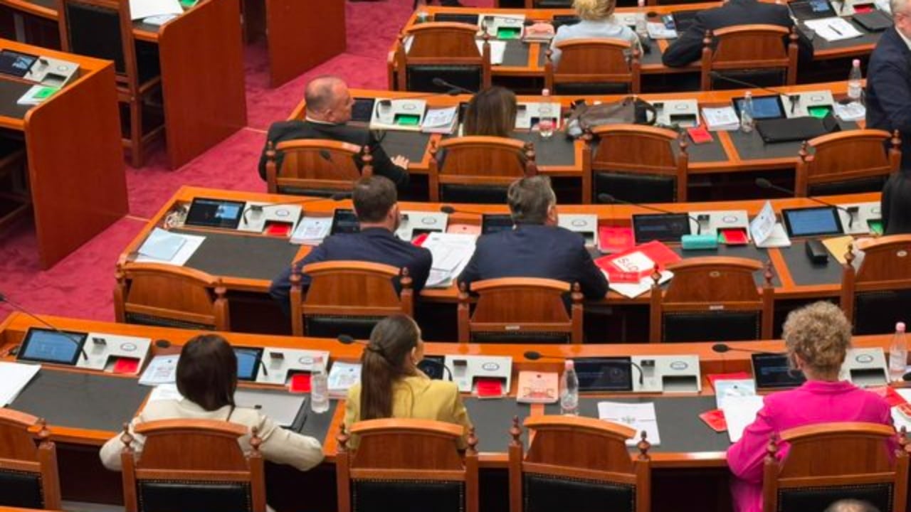 mungoi-ne-seance-pas-njoftimit-te-largimit-nga-grupi-i-ps-karrigia-e-marjana-kocekun-zihet-nga-deputetja-e-vlores
