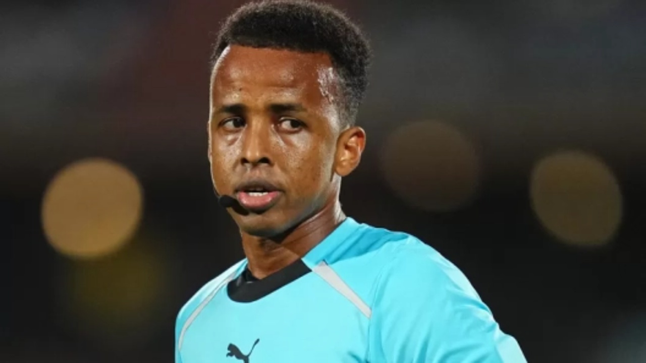 shba-e-ktheu-mbrapsht-duke-i-thyer-endrren-e-boterorit-uefa-i-beson-gjyqtarit-nga-somalia-finalen-e-kompeticionit-europian