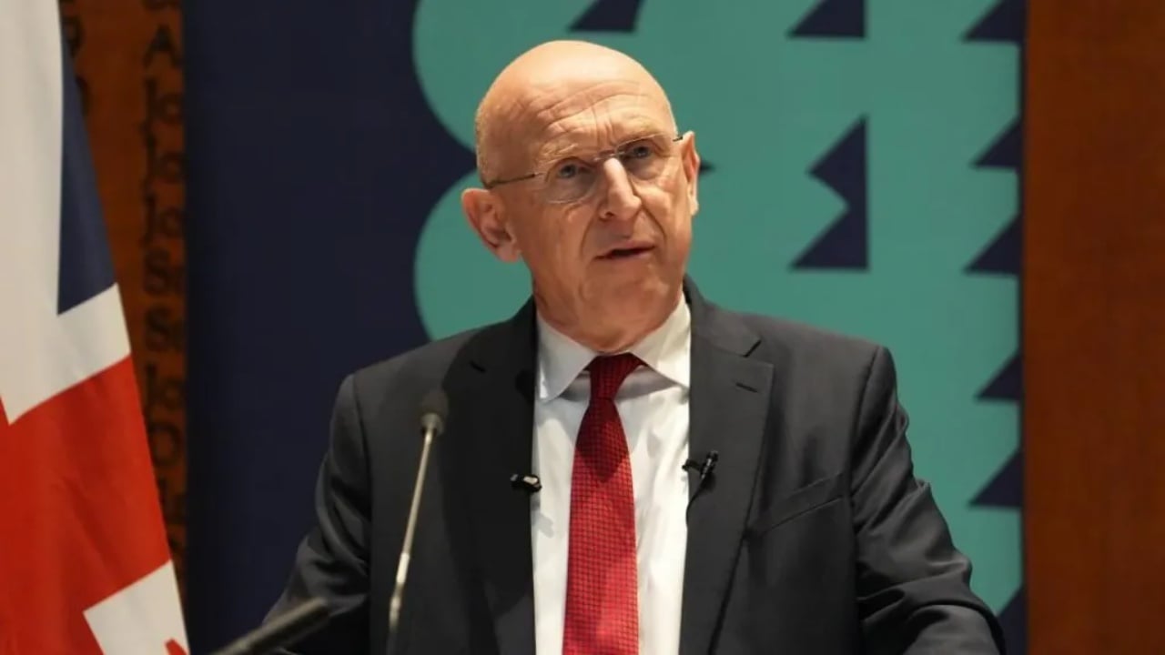 870 milionë paund si investim fillestar  ish sekretari britanik i Mbrojtjes kërkon që Britania t i bashkohet bankës globale të mbrojtjes  Mënyrë për të siguruar fonde shtesë