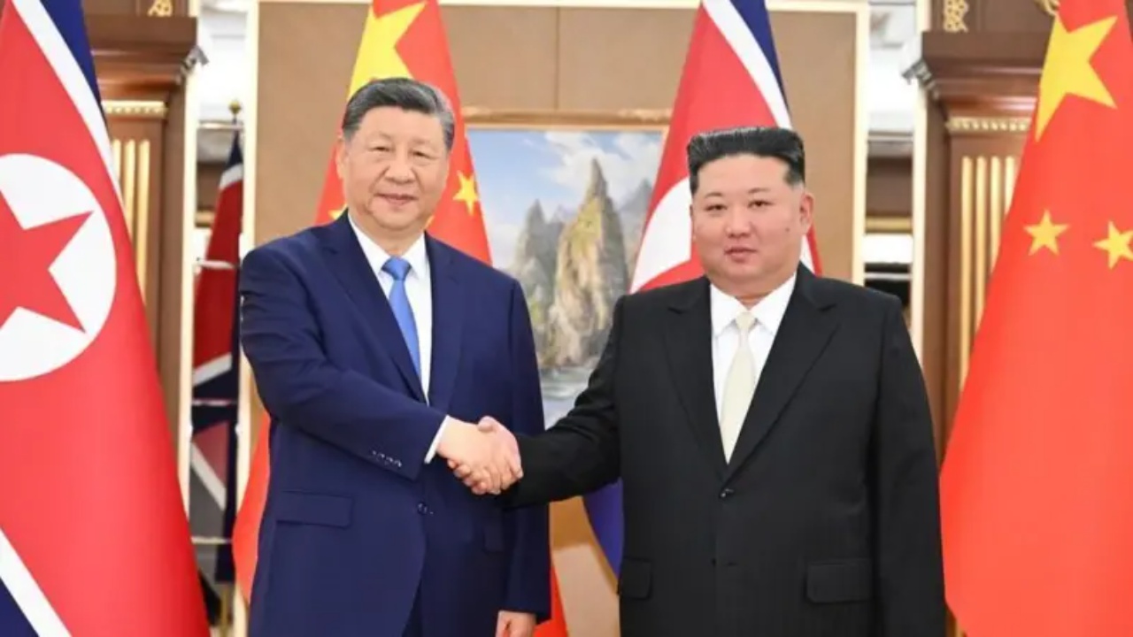 Xi Jinping viziton Phenianin  Kim Jong Un  Një kujtesë e fuqishme për miqësinë që kanë dy vendet