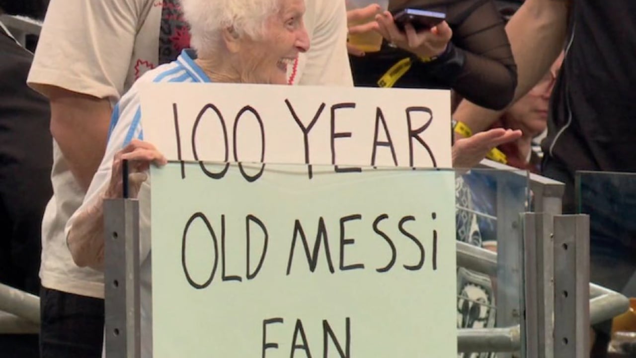 Historike  Jetoi Luftën e Dytë Botërore  zbarkimin në Hënë dhe shpikjen e iPhone  Tifozja 100 vjeçar tregon pse Messi i kalon të gjithë