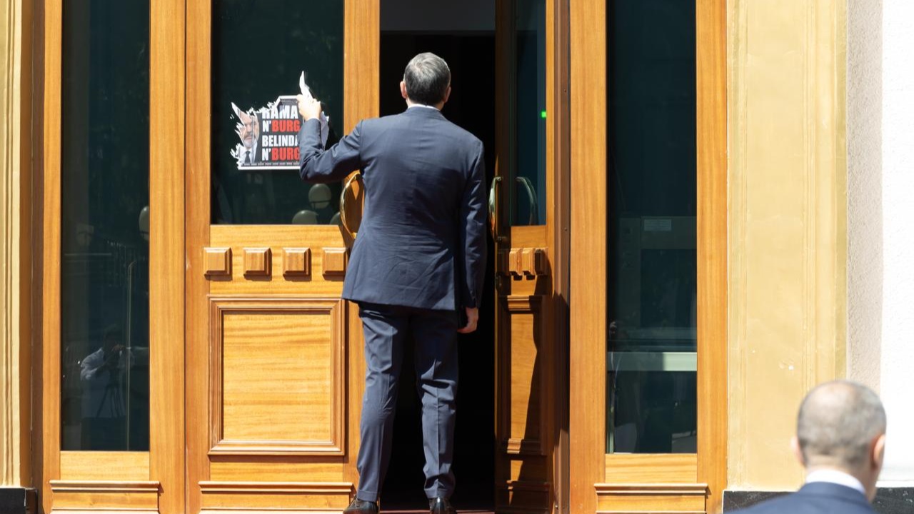 Fotolajm  Deputetët e PD ngjisin parullën e protestës në hyrjen e Kuvendit  Blendi Klosi ndërhyn për ta hequr