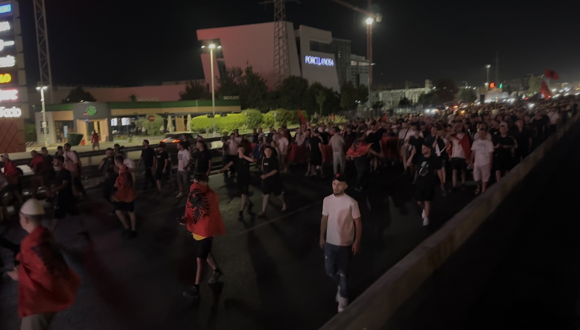 Pas pesë orësh në shesh  protestuesit bllokojnë autostradën Tiranë  Durrës