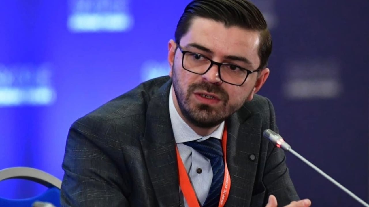 Sa herë që parashikohej dështimi i Shqipërisë  ajo hidhte një hap përpara  Me Berishën  me Nanon  me Ramën