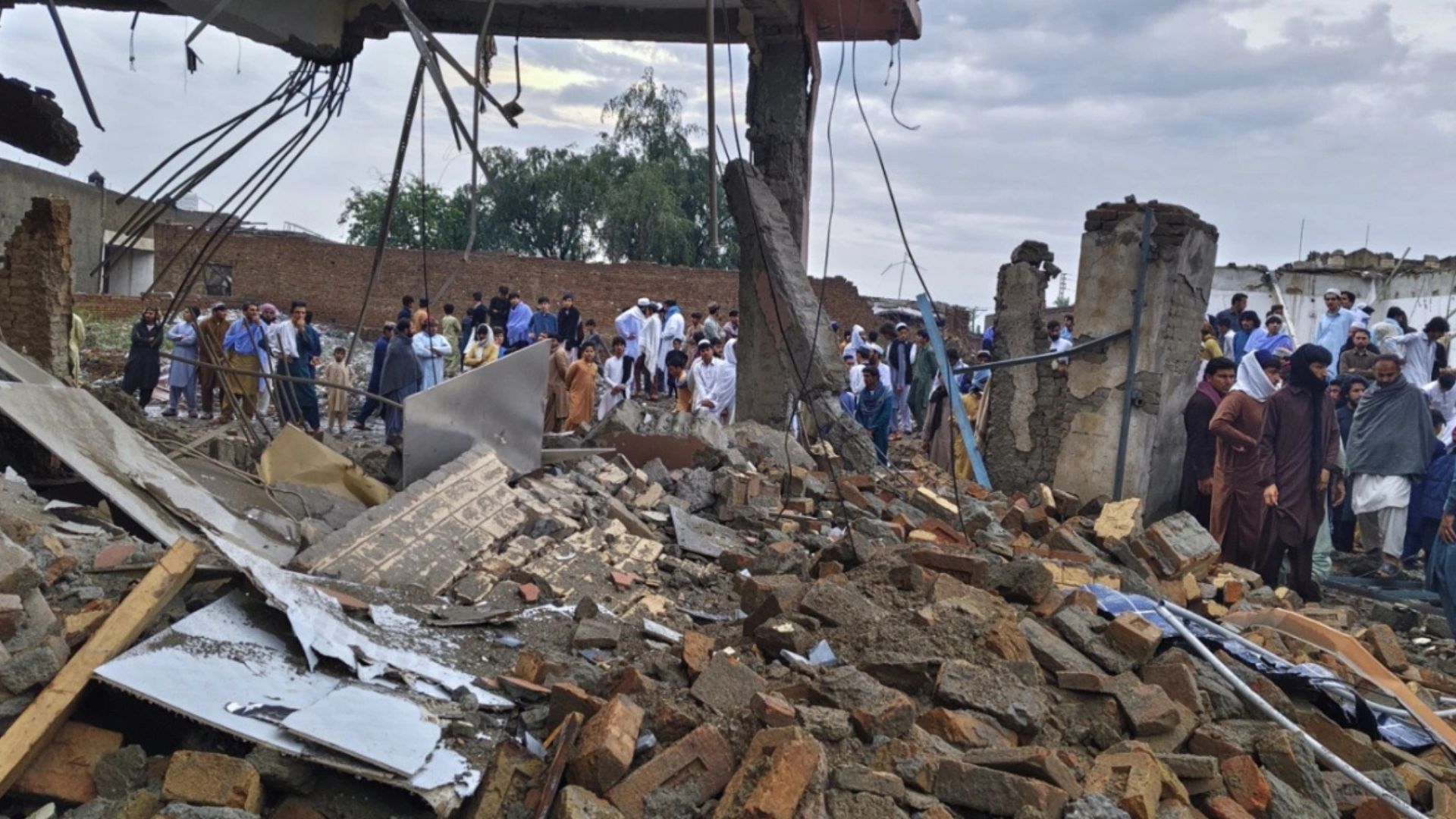 Pakistani kryen sulme ajrore në Afganistan  13 viktima dhe 14 të plagosur  mes tyre 11 fëmijë