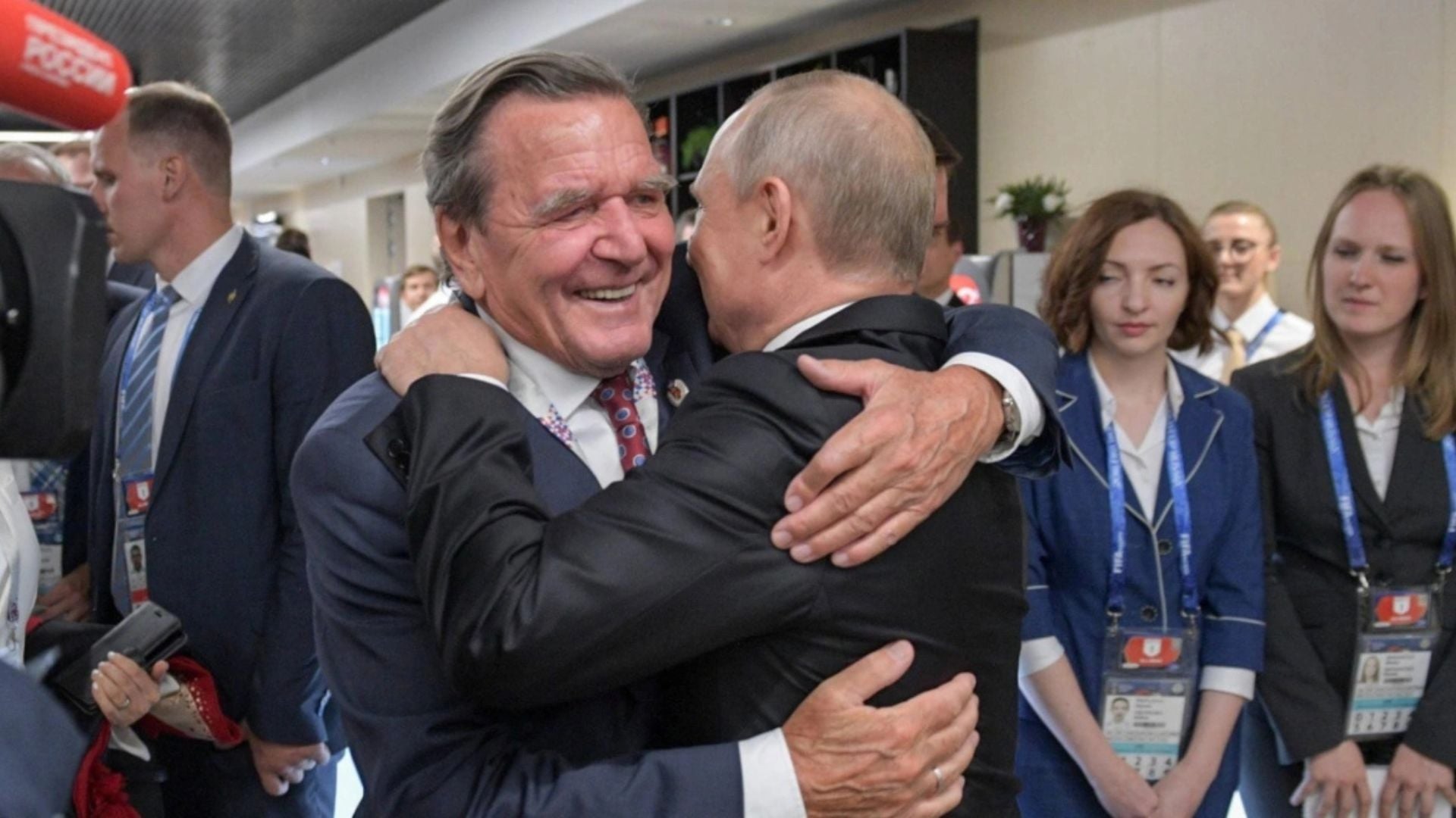 putin-kerkoi-qe-te-ishte-ndermjetesuesi-i-dialogut-rusi-shba-presidenti-rus-takohet-me-ish-kancelarin-shchroder-ne-kremlin