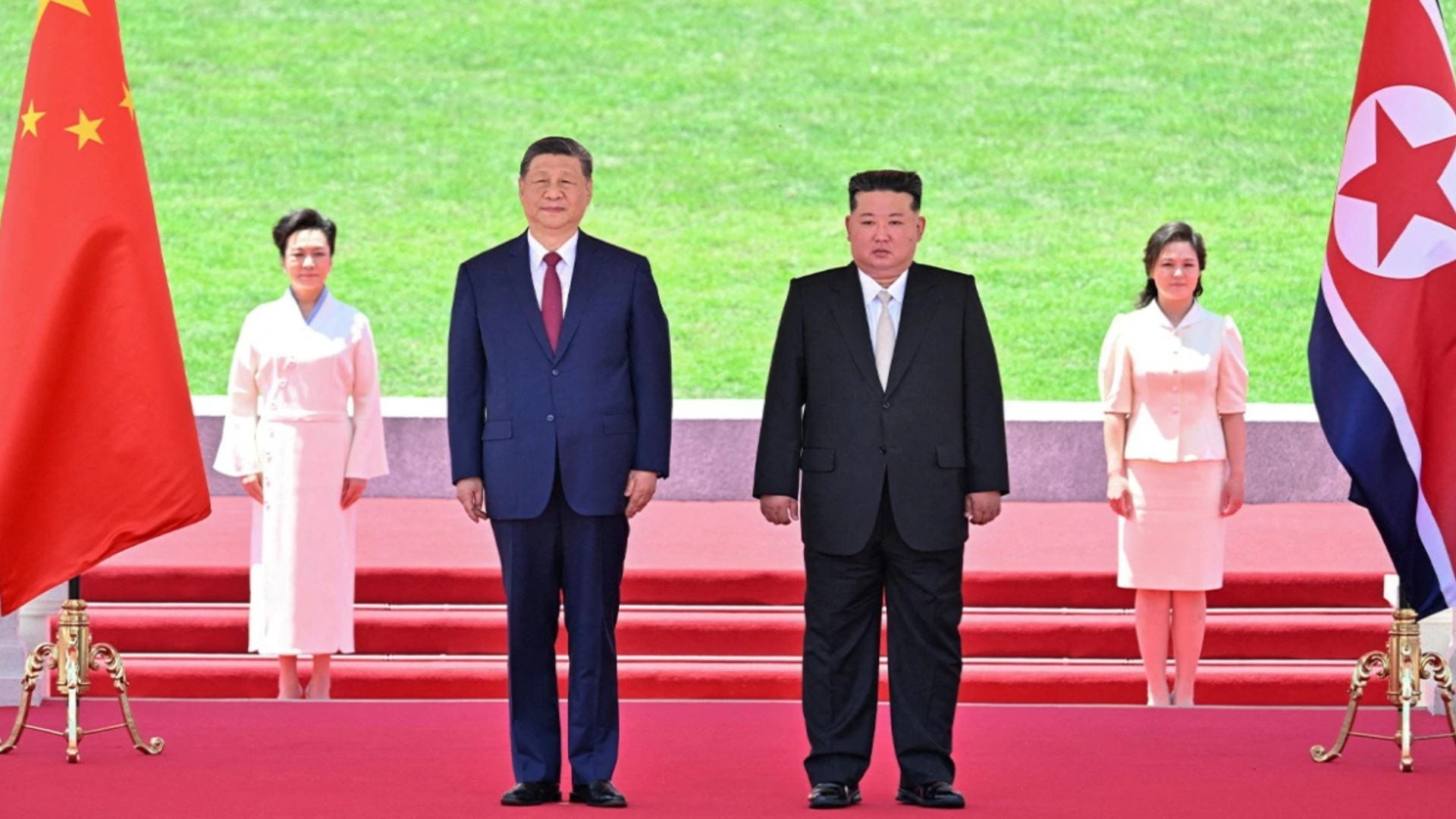 xi-jinping-vizite-zyrtare-ne-korene-e-veriut-pritet-nga-kim-jong-un-me-parade-ushtarake-e-flamuj-kinez-ja-cfare-do-diskutojne-dy-lideret